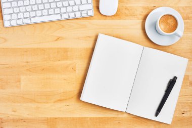 Boş defter, kalem, bardak kahve ve bilgisayar