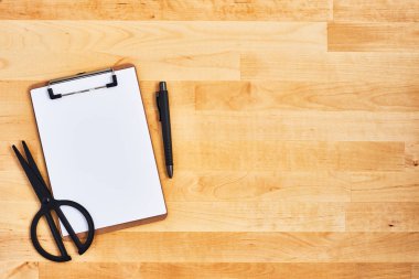 Karton Pano, makas ve ahşap zemin üzerine kalem