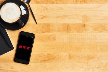 Netflix logosuna siyah Apple iphone ve fincan kahve ya da ca