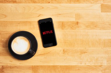 Netflix logosuna siyah Apple iphone ve fincan kahve ya da ca