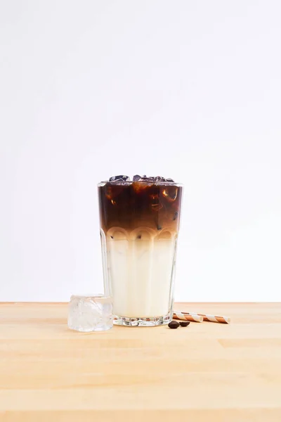 Café helado o latte macchiato en vaso alto — Foto de Stock