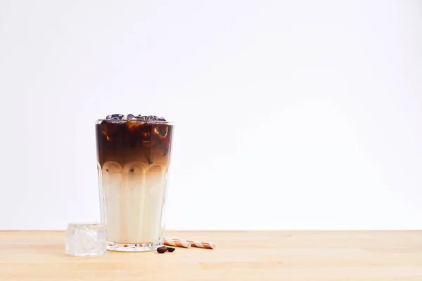 Iskallt kaffe eller latte macchiato i högt glas — Stockfoto