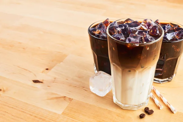 Mrożona kawa i latte macchiato w wysokich szklankach — Zdjęcie stockowe