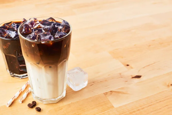 Mrożona kawa i latte macchiato w wysokich szklankach — Zdjęcie stockowe