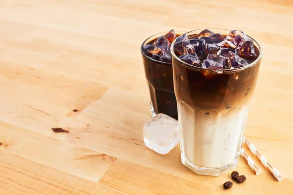 Крижана кава та латте маккіато у високому склі — стокове фото