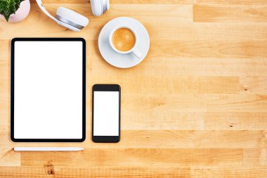 Dijital tablet ve smartphone ile boş bir beyaz ekran