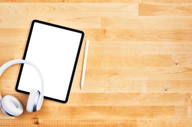 Boş beyaz ekran, kalem ve kablosuz headpho ile dijital tablet