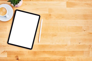 Boş beyaz ekran, kalem ve kahve üzerinde dijital tablet