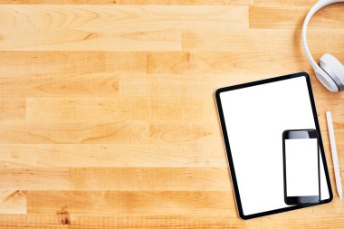 Office konseptiyle dijital tablet, smartphone ve kahve