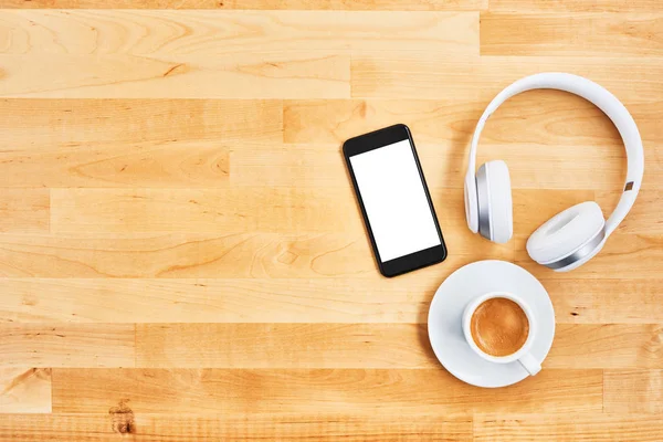 Smartphone, draadloze hoofdtelefoon en kopje koffie — Stockfoto