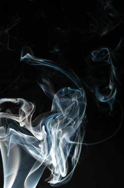 İzole beyaz ve mavi siyah arka plan üzerine duman.