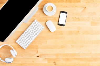 Büyük masaüstü bilgisayar ve akıllı telefon ile modern çalışma alanı