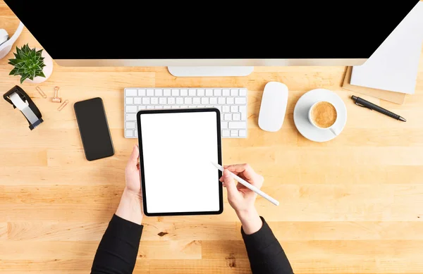 Kadın eller dijital tablet üzerinde kalem ile çalışıyor