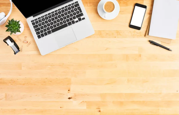 Vista superior de la computadora portátil en escritorio de oficina de madera — Foto de Stock