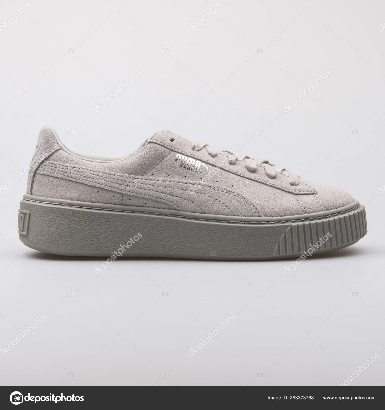 esposa Raza humana comida Zapatilla Puma Basket Platform gris — Foto editorial de stock ©  xMarshallfilms #263373768