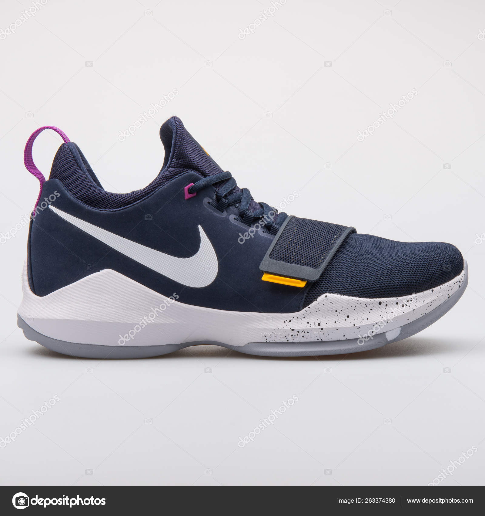 Nike PG 1 t nis obsidiana e branca Fotografia de Stock Editorial