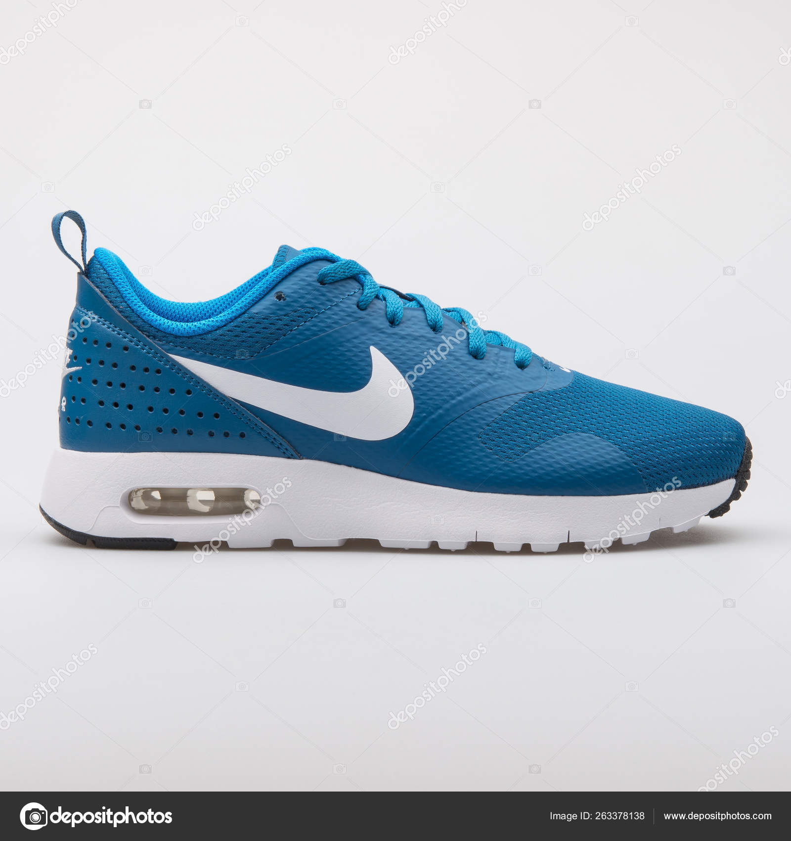 Compuesto partes Representación Nike Air Max Tavas blue and white sneaker – Stock Editorial Photo ©  xMarshallfilms #263378138