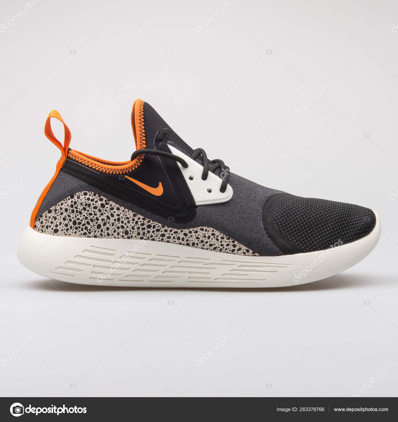 ir a buscar comentarista Monarca Nike Lunarcharge BN black and orange sneaker – Stock Editorial Photo ©  xMarshallfilms #263378766