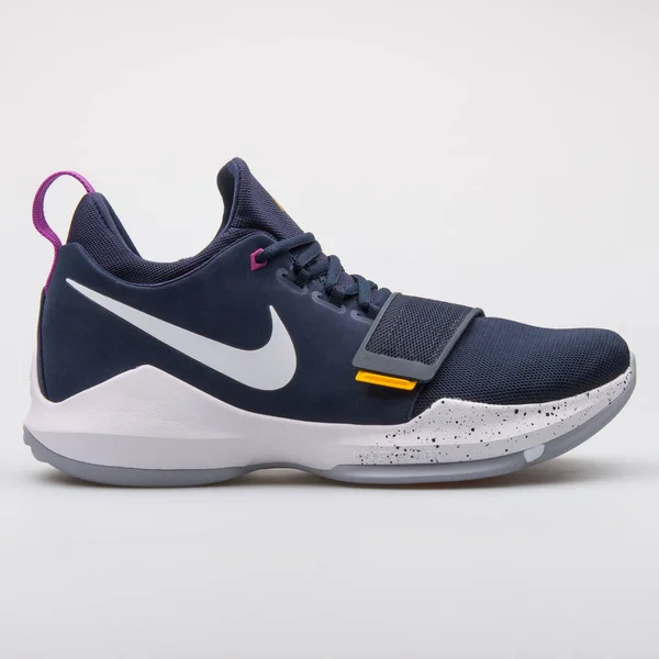 Zapatilla Nike PG 1 obsidiana y blanca — Foto de Stock