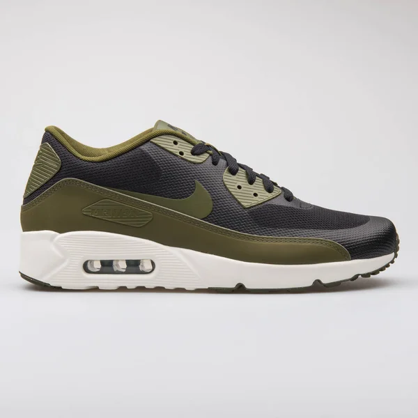 Nike Air Max 90 Ultra 2.0 Essential scarpe da ginnastica nere e verdi — Foto Stock