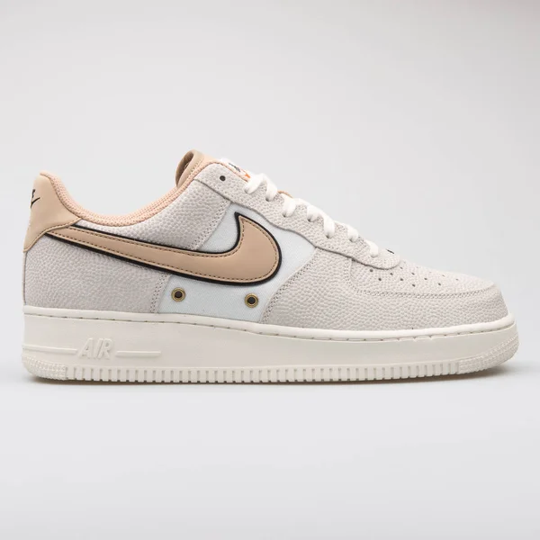 Nike Air Force 1 07 LV8 linen and white sneaker — Stock Photo, Image