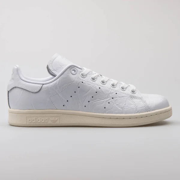 Zapatilla Adidas Stan Smith azul claro Foto editorial de stock
