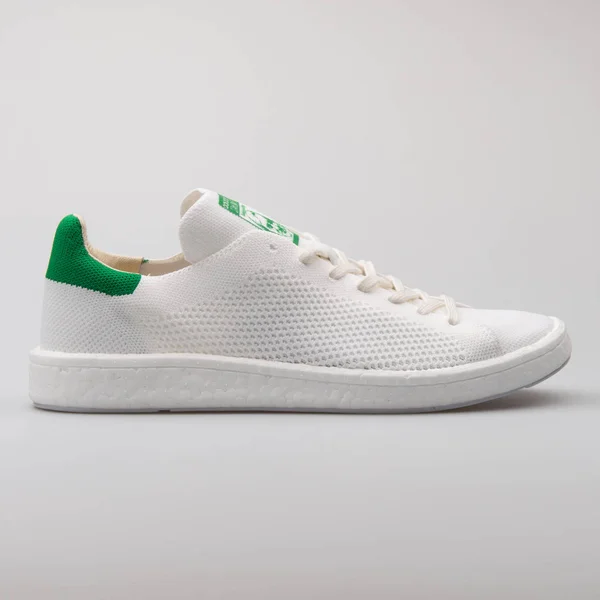 Adidas stan smith pk weißer und grüner Turnschuh — Stockfoto