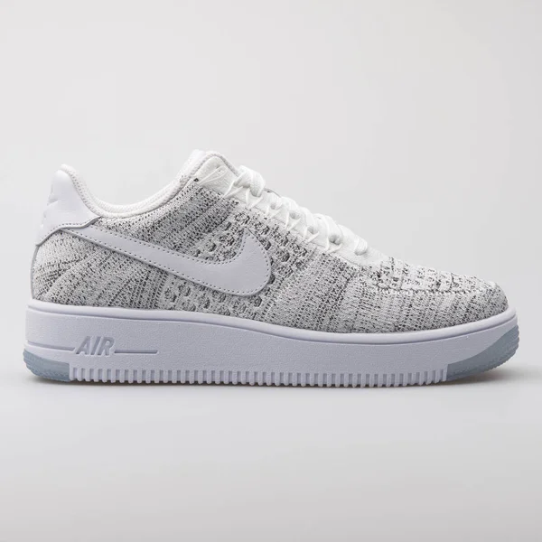 Nike Air Force 1 Flyknit Düşük beyaz ve siyah spor ayakkabı — Stok fotoğraf