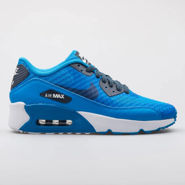 Zapatilla Nike Air Max 90 Ultra 2.0 BR azul y blanco —  Fotos de Stock