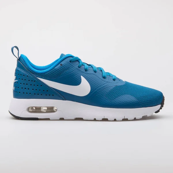 Nike Air Max Tavas tênis azul e branco — Fotografia de Stock