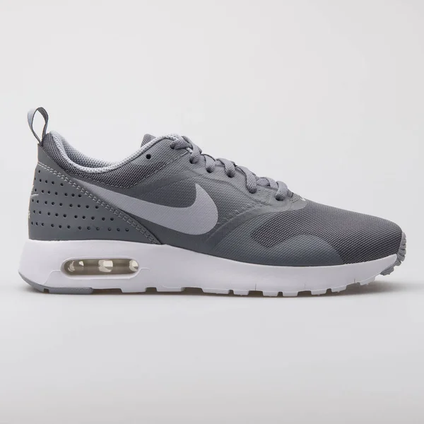 Sneaker Nike Air Max Tavas grigio e bianco — Foto Stock