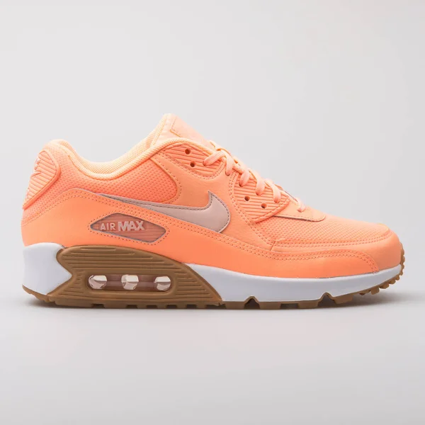 Nike Air Max 90 orange sneaker — Stock Photo, Image