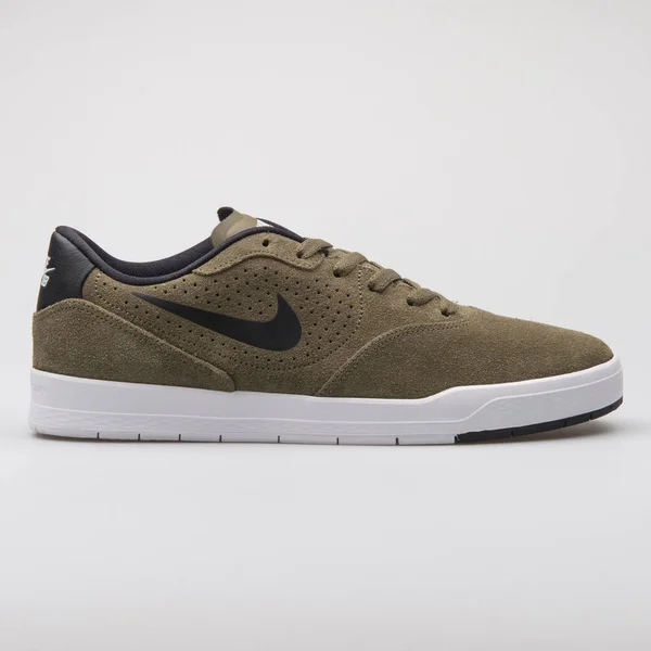 Nike Paul Rodriguez 9 CS olive et sneaker noir — Photo