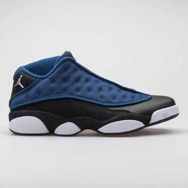 Zapatilla Nike Air Jordan 13 Retro Low azul y negro — Foto de Stock