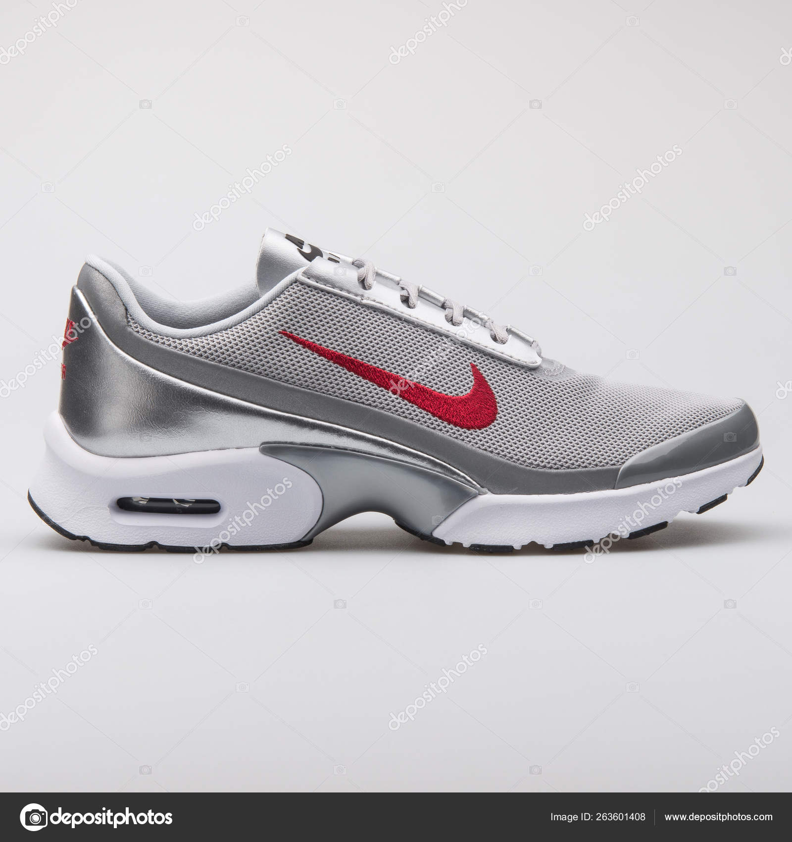 Nike Air Max Jewell QS metallic silver sneaker – Stock Nike Air Max Jewell QS metallic silver sneaker – Stock