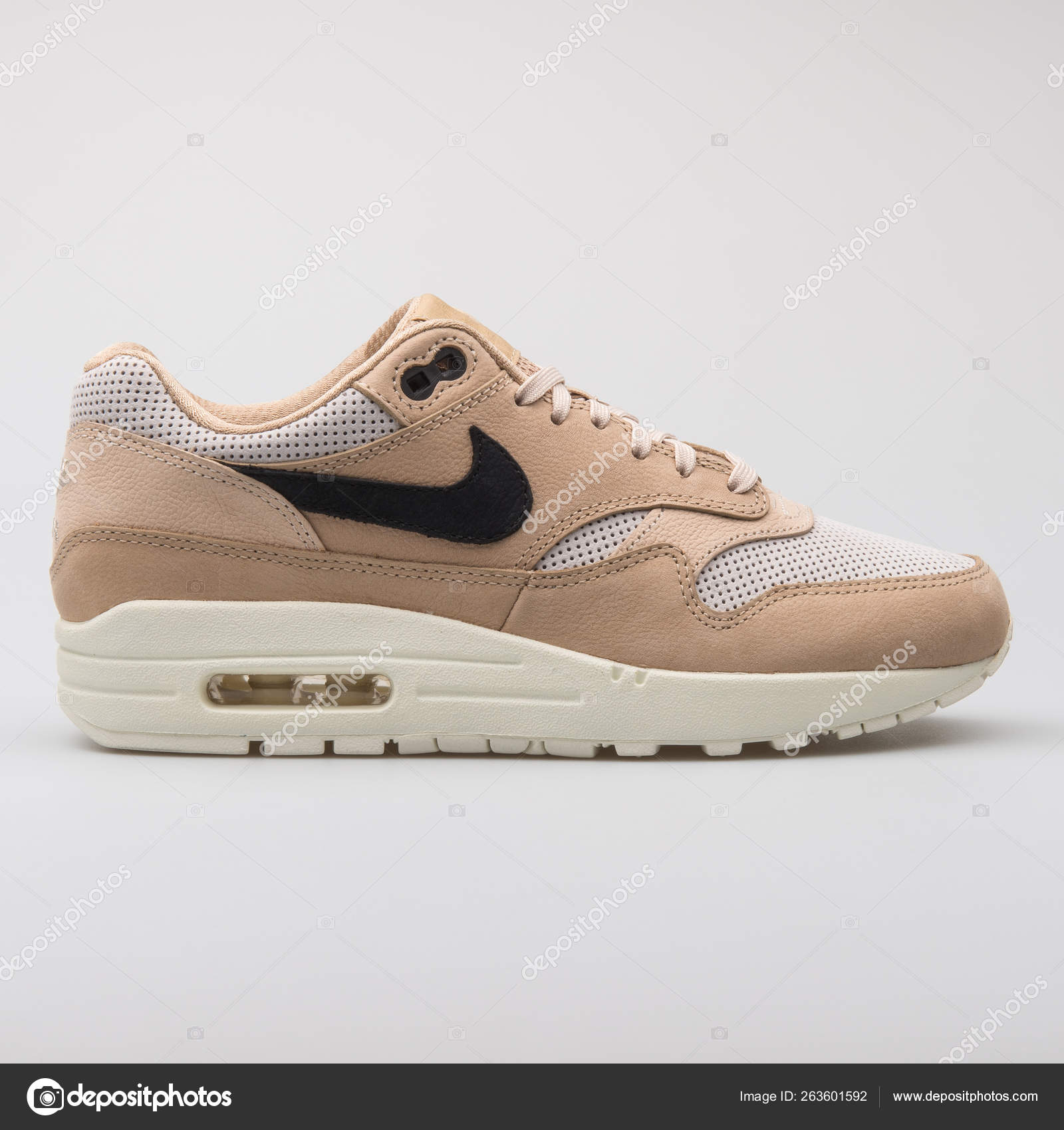 quiero cajón deshonesto Nike Air Max 1 Pinnacle beige sneaker – Stock Editorial Photo ©  xMarshallfilms #263601592