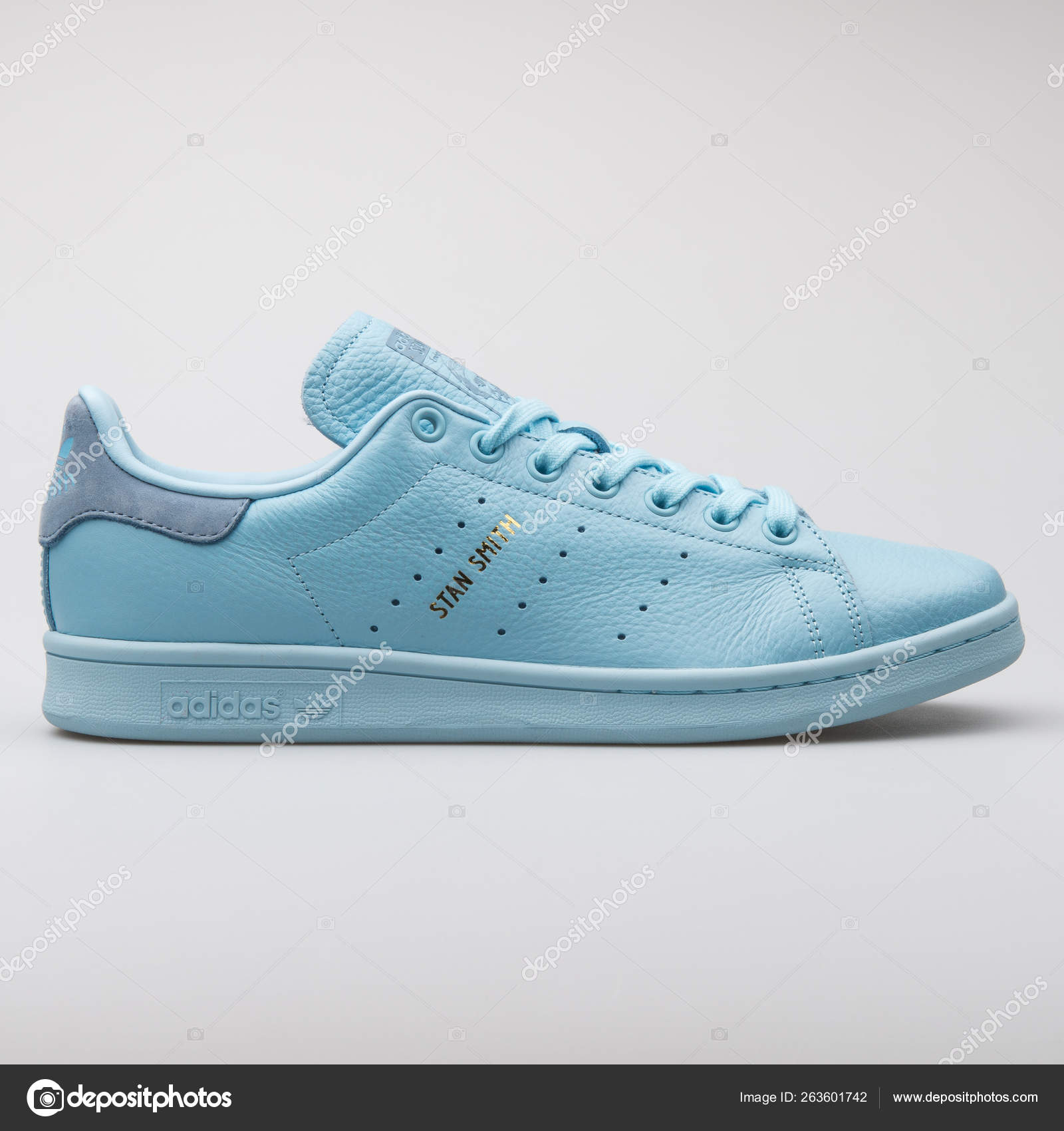 Zapatilla Adidas Stan Smith azul claro Foto editorial de stock