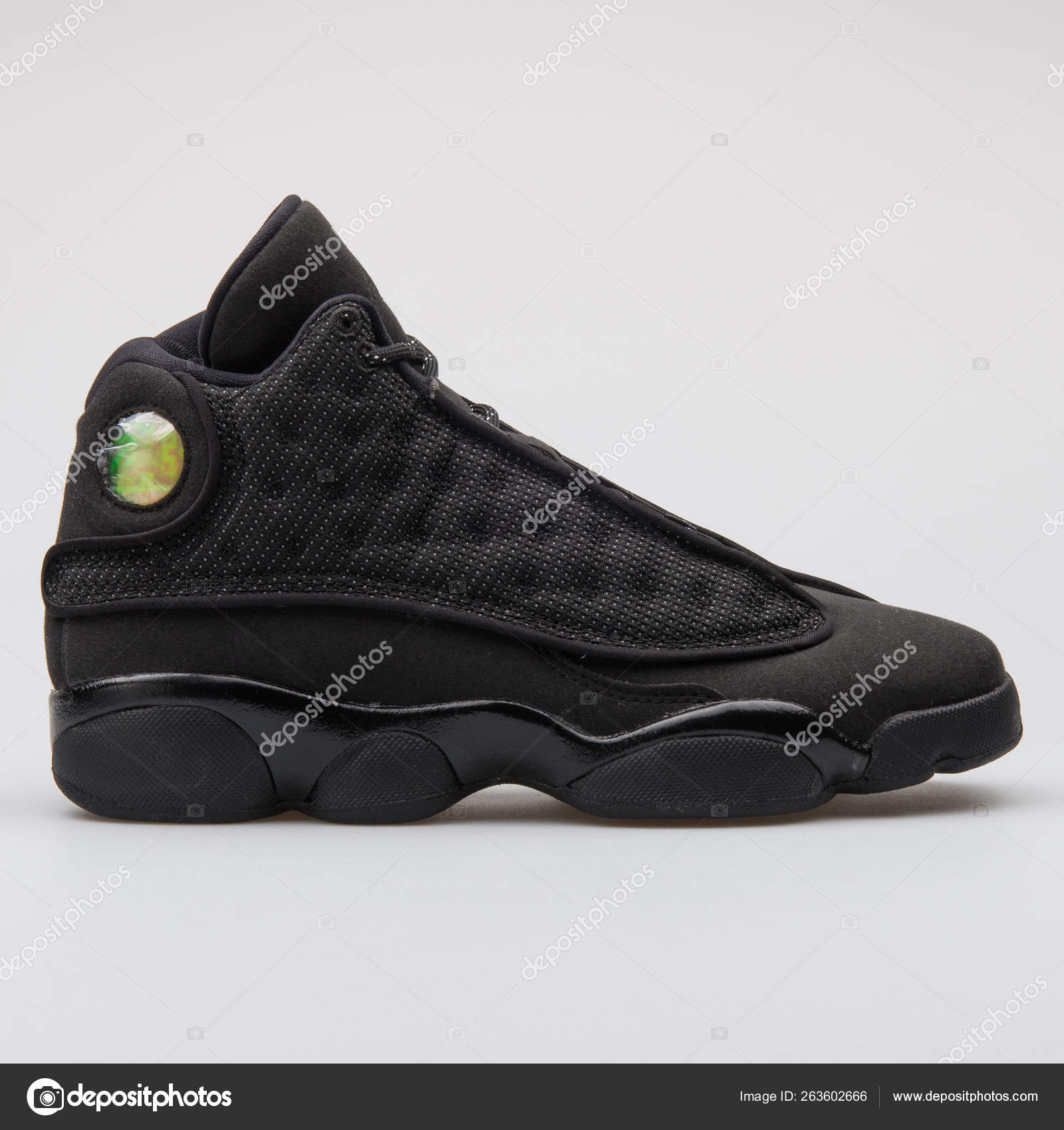 Sepatu hitam Nike Air Jordan 13 Retro BG — Foto Editorial Stok