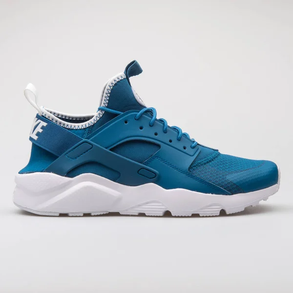 Nike Air Huarache Run Ultra tênis azul — Fotografia de Stock