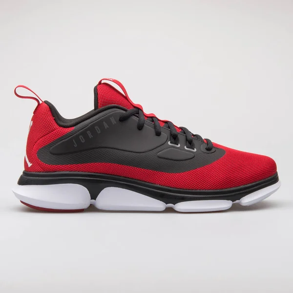 Nike Jordan Impact tr röd och svart sneaker — Stockfoto