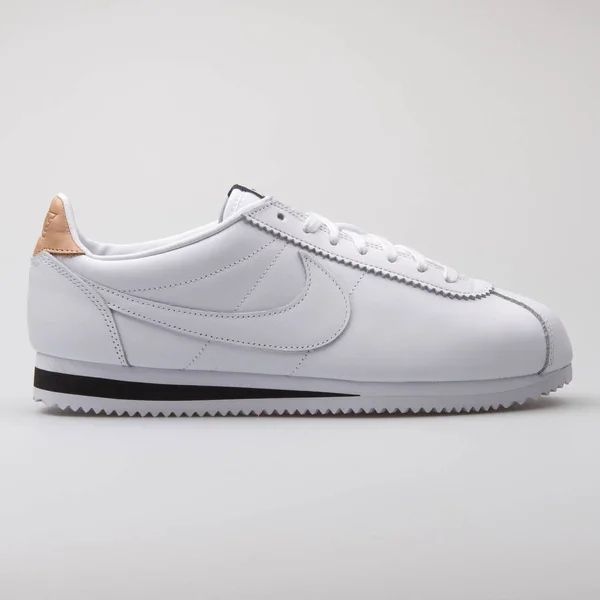 Nike Classic Cortez Кожа SE белые кроссовки — стоковое фото
