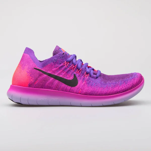 Zapatilla Nike Free RN Flyknit 2017 rosa y púrpura — Foto de Stock