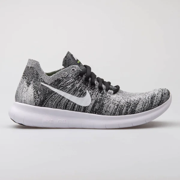 Nike Free RN FLYKNIT 2017 svart och vit sneaker — Stockfoto