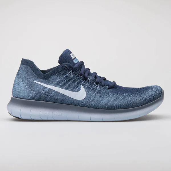 Zapatilla Nike Free RN Flyknit 2017 azul oscuro — Foto de Stock