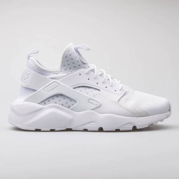 Nike Air Huarache Run Ultra tênis branco — Fotografia de Stock