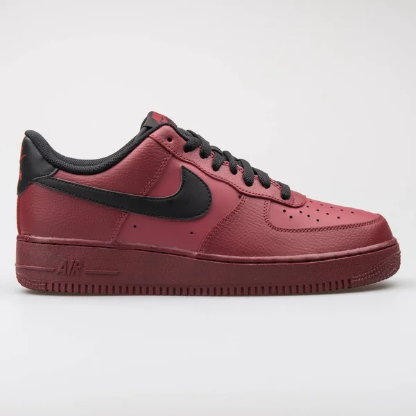 Nike Air Force 1 07 red sneaker — Stock Photo, Image