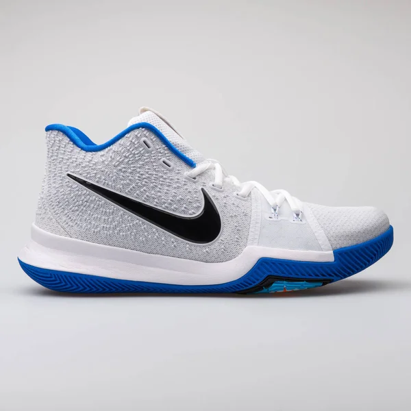 Zapatilla Nike Kyrie 3 blanca y azul — Foto de Stock