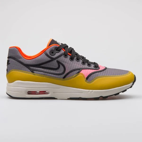 Nike Air Max 1 Ultra 2.0 Si sarı ve gri — Stok fotoğraf