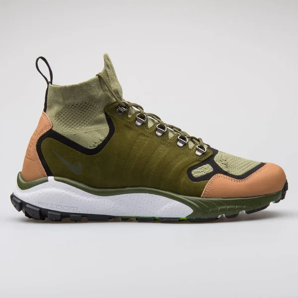 Nike Air Zoom Talaria Mid FK Premium green sneaker — Stock Photo, Image