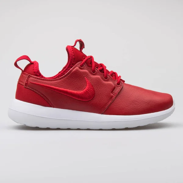 Nike Roshe két si vörös cipő — Stock Fotó